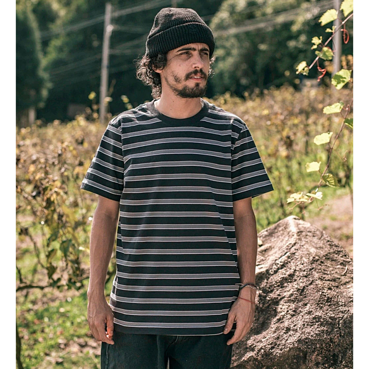 Camiseta a Rayas Tupode Lar – Negro