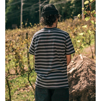 Camiseta a Rayas Tupode Lar – Negro